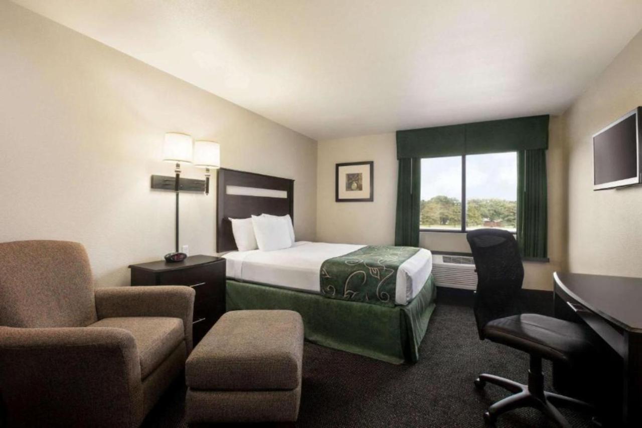 Travelodge By Wyndham Livonia Exterior foto